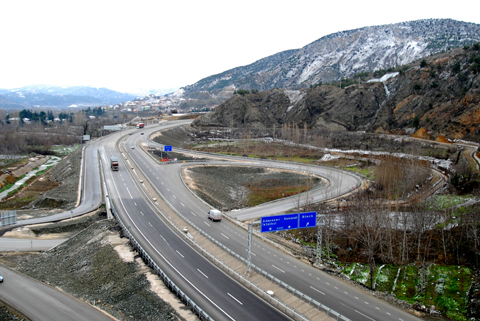 本事業対象区間（トルコの南北を結ぶ国道650号線に位置するボジュイク・メケジェ区間）の様子。
