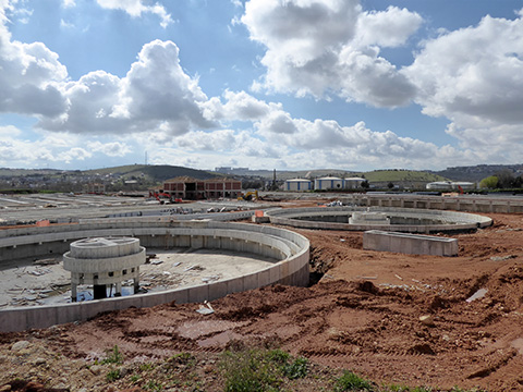 ガーズィアンテップ県ガーズィアンテップ市中央下水処理場工事サイトの様子。ガーズィアンテップ水公社（GASKI）により運営される。（2018年3月）