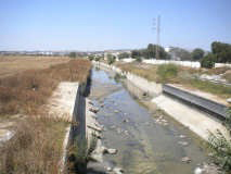 アリアナ地区に建設されたコンクリート開水路
