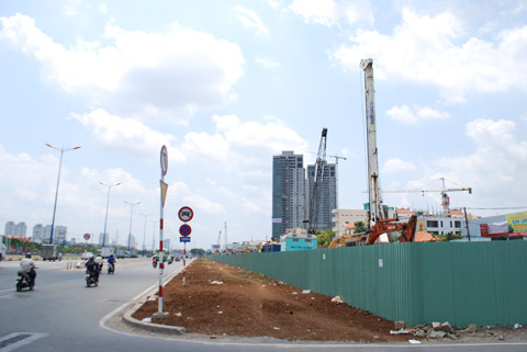 Thao Dien地区付近の基礎杭打設工事。国道1号線は交通量が多いため、隣接した工事には細心の注意が求められる。