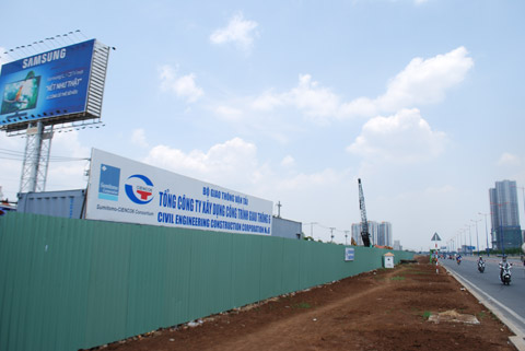 Thao Dien地区付近の基礎杭打設工事。ホーチミン地下鉄1号線の高架部分は国道1号線と並行して建設される。