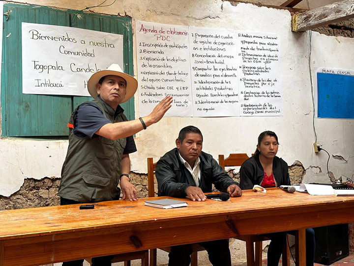 写真4）トドガルパ集落の住民参加と行政サービスの実現について説明するインティブカ市のノルマン・サンチェス市長