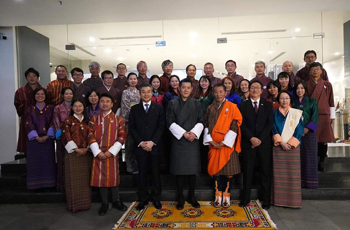 ブータン国王陛下と鈴木浩大使、ブータンで活動中の海外協力隊員
