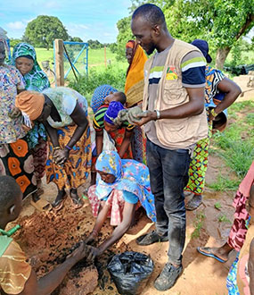 炭残渣と粘土を活用した燃料作成を実践するコミュニティの人々