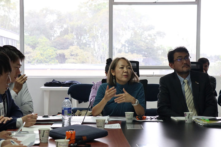 小向国際協力専門員（写真中央、右：佐藤支所長）