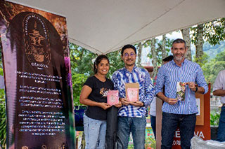 式典での広報資材の供与式、およびSakura Coffeeの紹介（左から、セナイダ組合長、栗原専門家、カルロスADR事務所長）