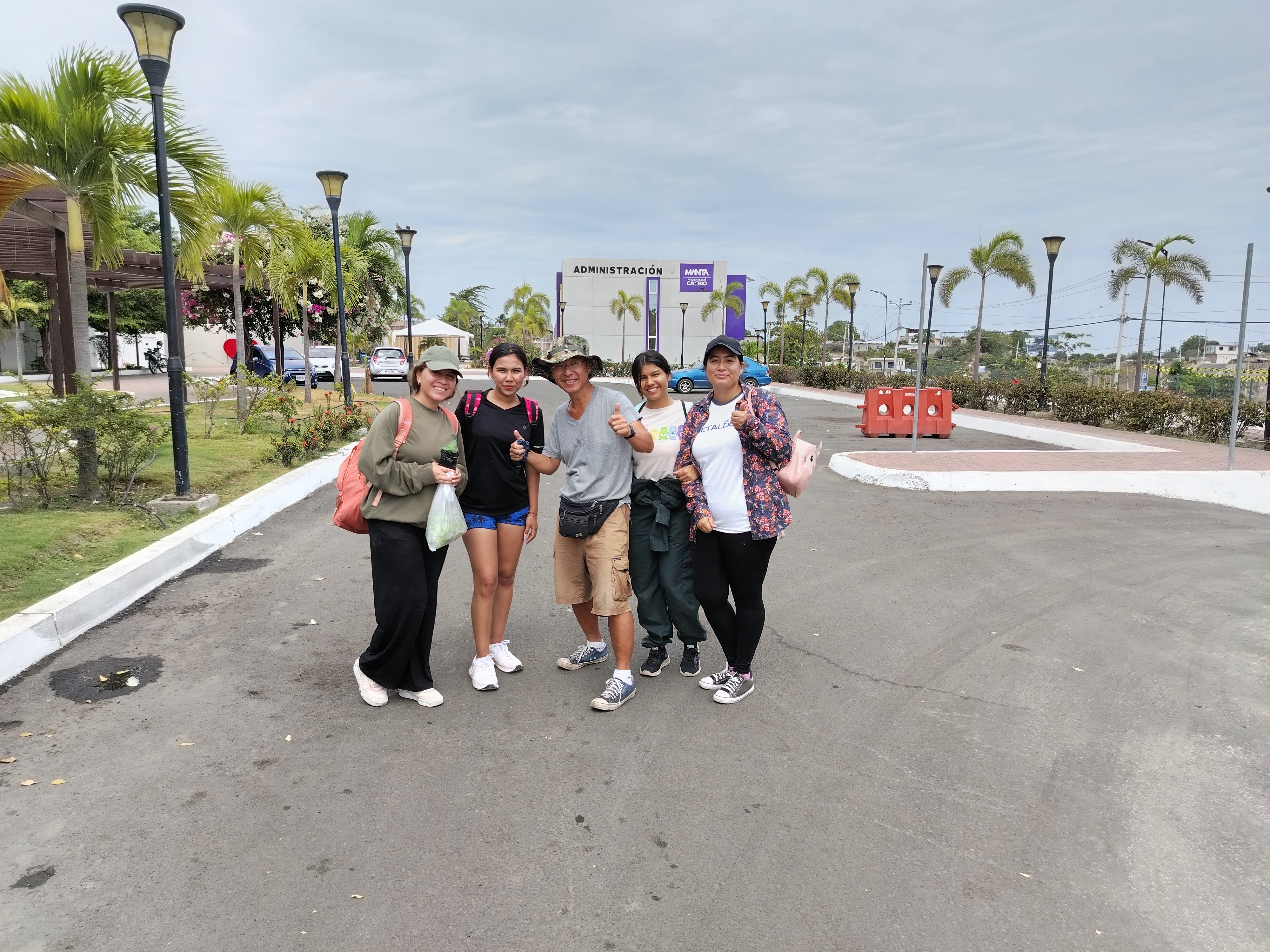 活動先で実習終了時に撮影した、農学部生との記念写真