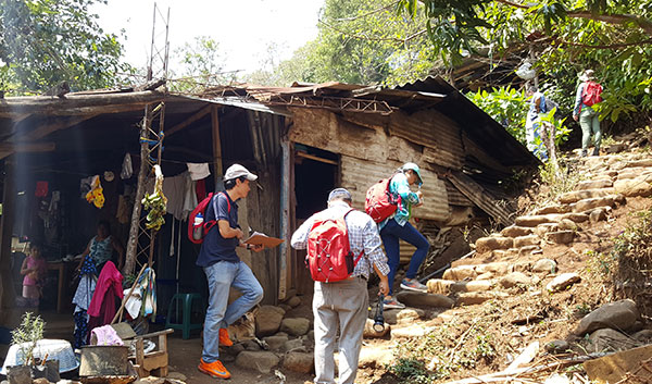 Inspección en los alrededores de casas de para recolección de chinches