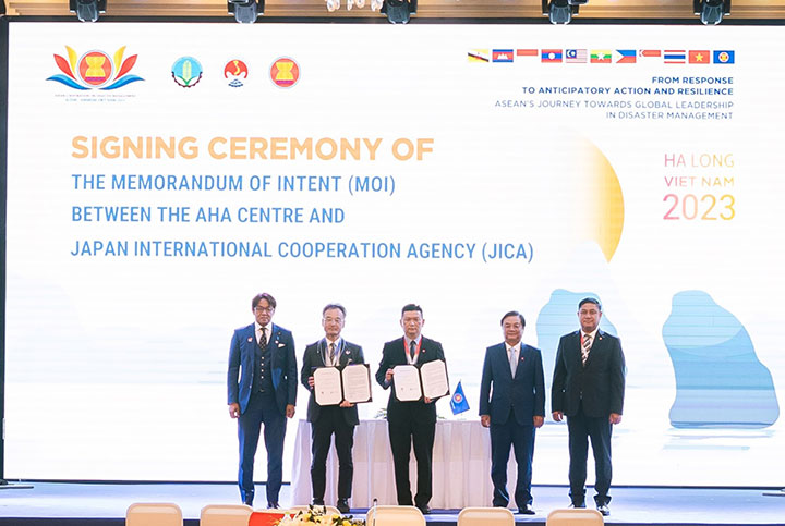 (left to right) His Excellency Hori Manabu; Chief Representative of JICA Indonesia Office Yasui Takehiro; Executive Director of the AHA Centre Lee Yam Ming; His Excellency Le Minh Hoan; His Excellency Ekkaphab Phanthavong. 