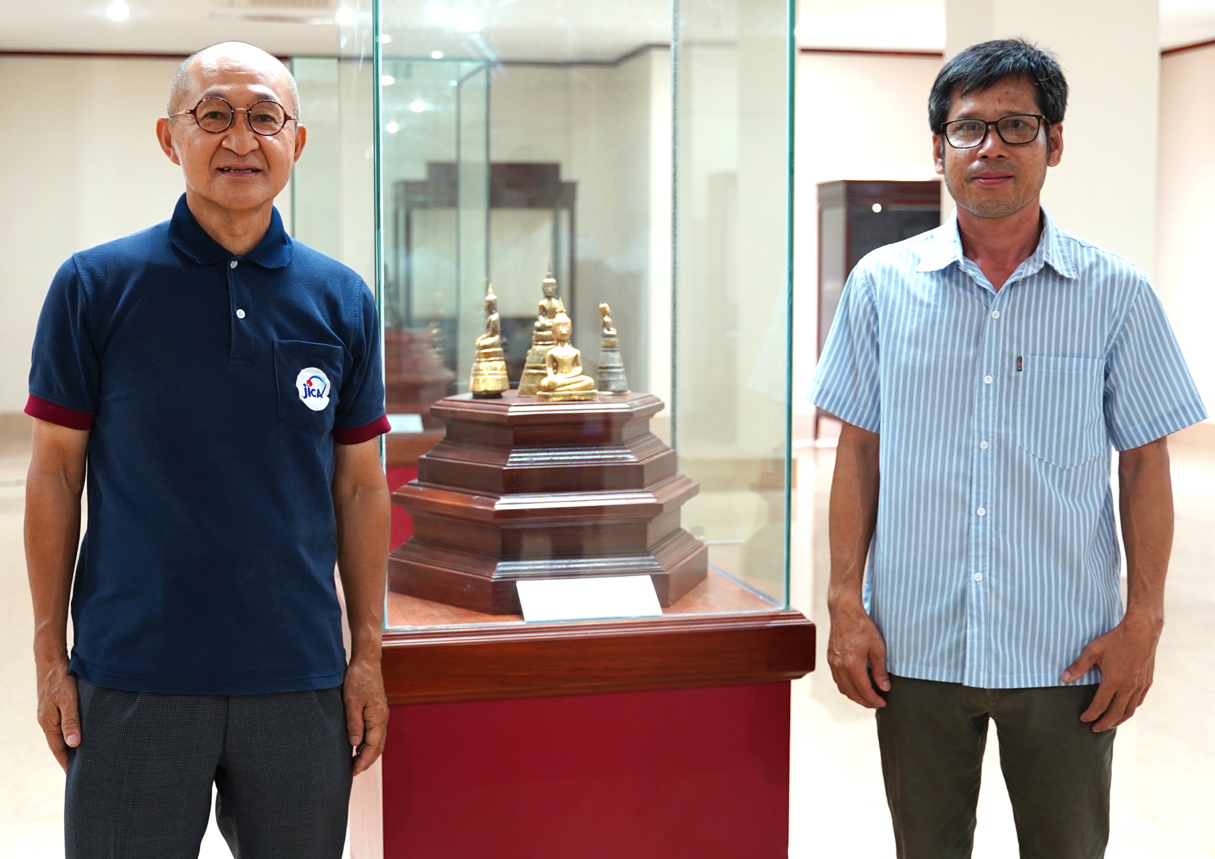 01  JICA Volunteer(Left) and Counterpart of the museum staff(Right)