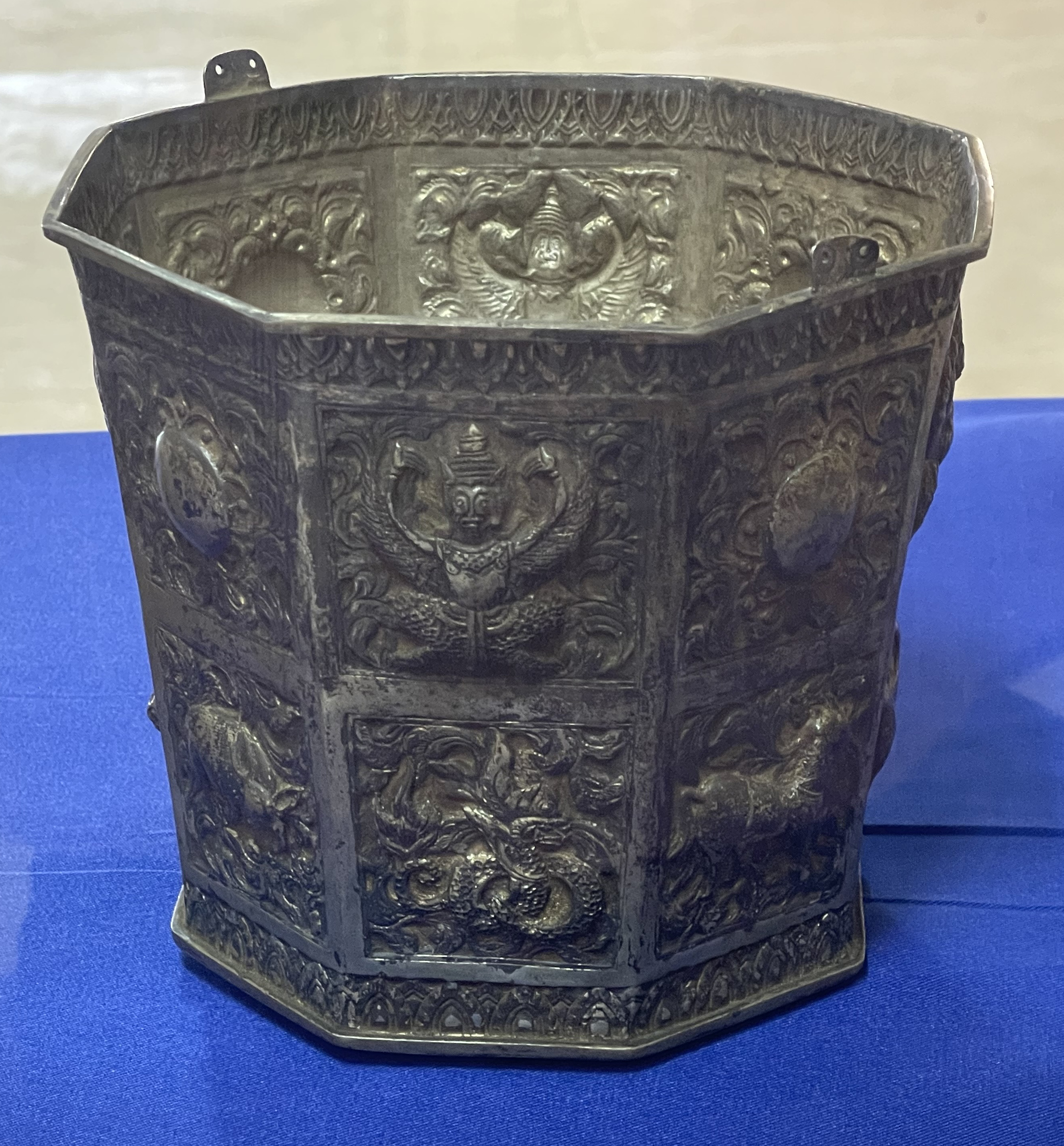 07 Octagonal vessel made of silver with decoration 