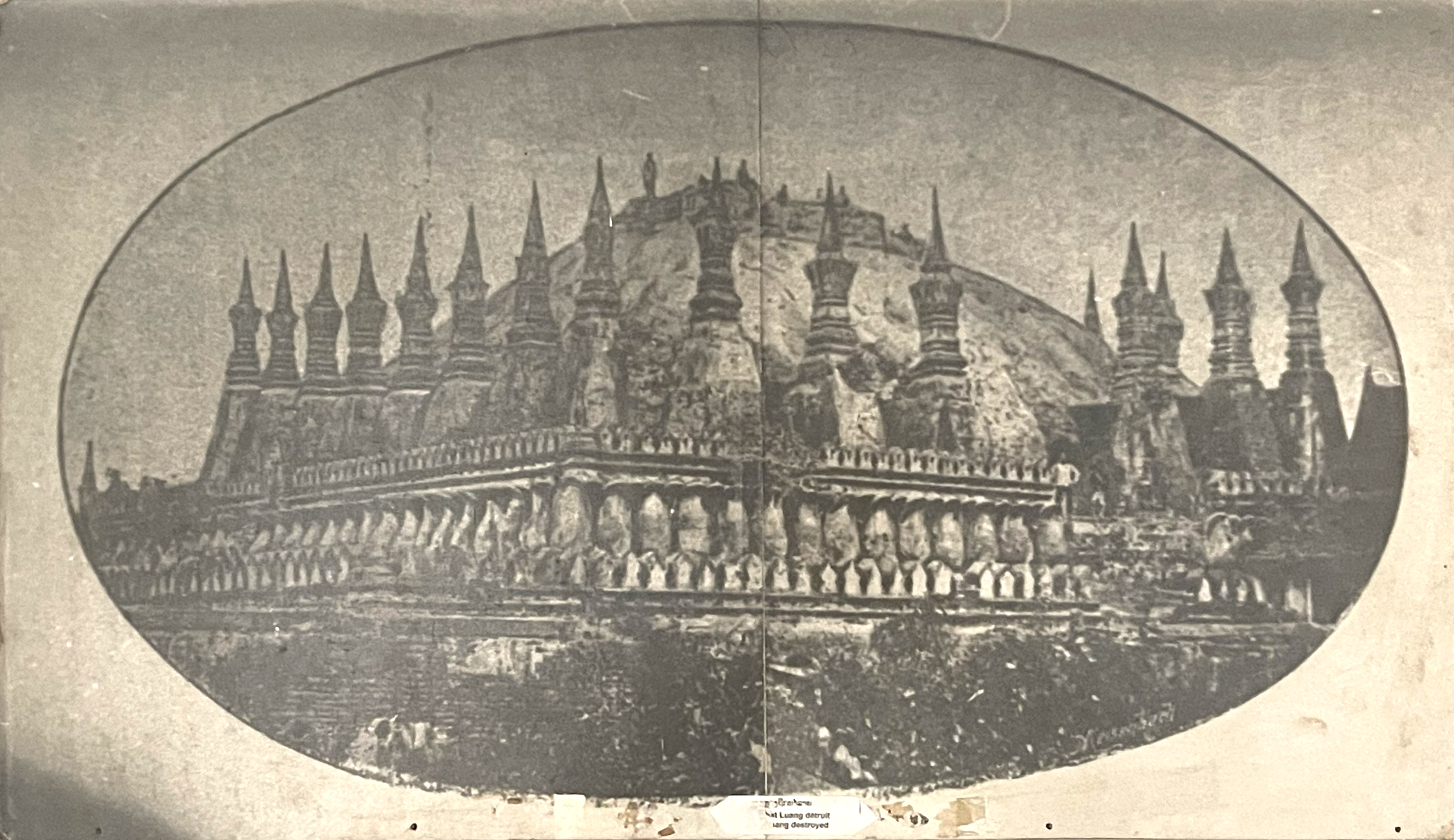写真５　19世紀頃の塔の上部が破壊されタート・ルアンの写真