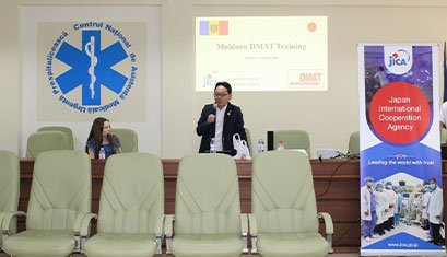 日本のDMATの仕組みについて講義をする小井土DMAT事務局長