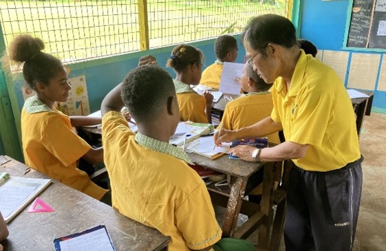 同じ任地にある小学校で活動する隊員（小学校教育）の様子