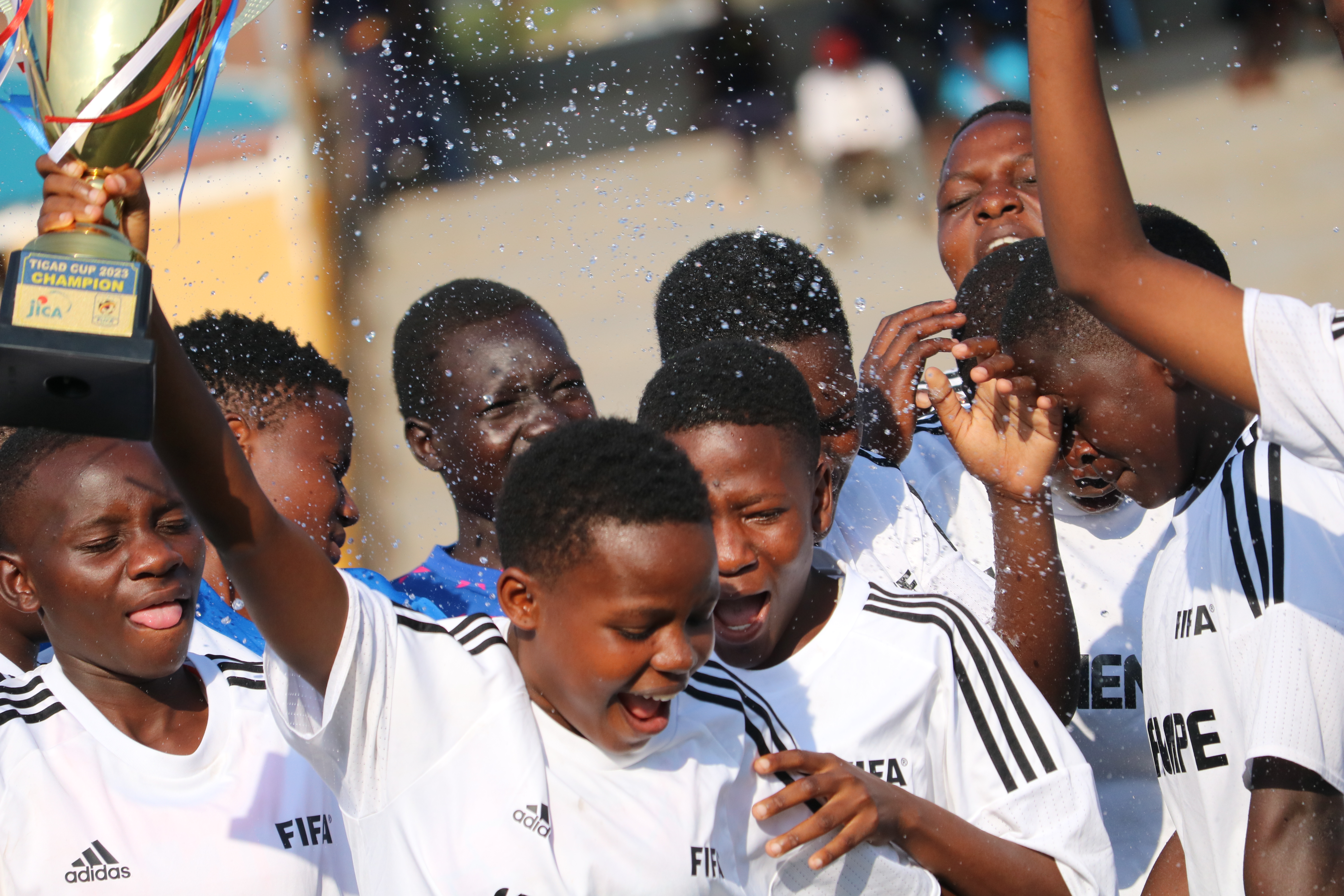 優勝し、チームで喜びをわかち合うカウェンペ・ムスリム高等学校の選手たち
