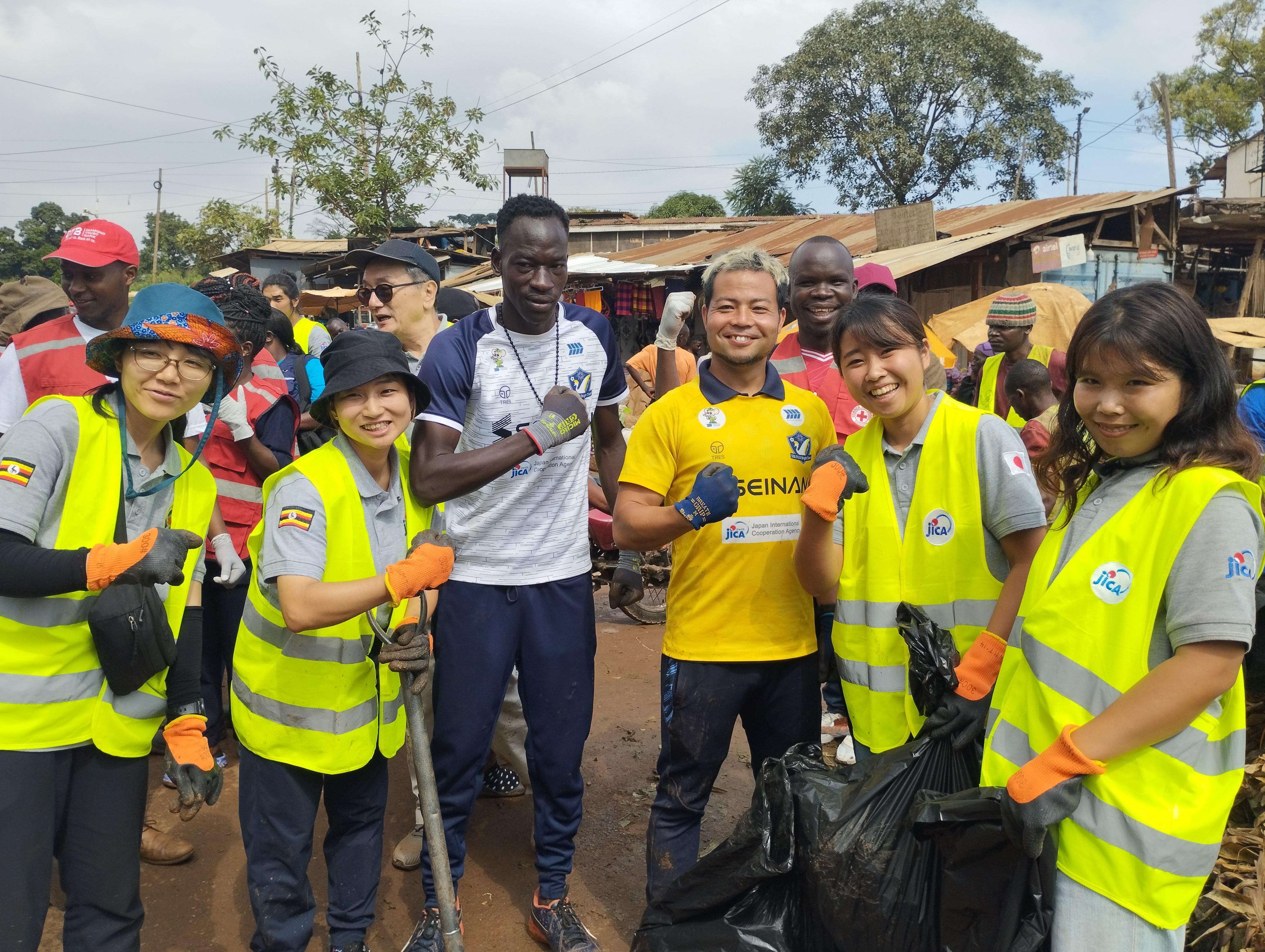 ソルティーロ・ブライトスターズの選手とJICA海外協力隊も清掃活動に参加