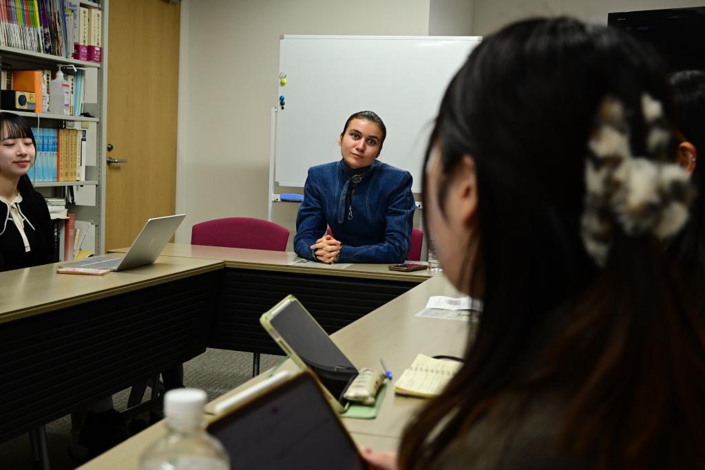 上智大学の国際教育開発学ゼミで学生と議論