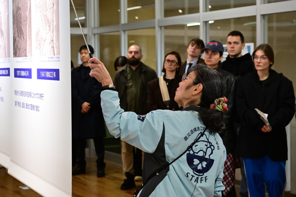 語り部からの説明を受けるへイル氏