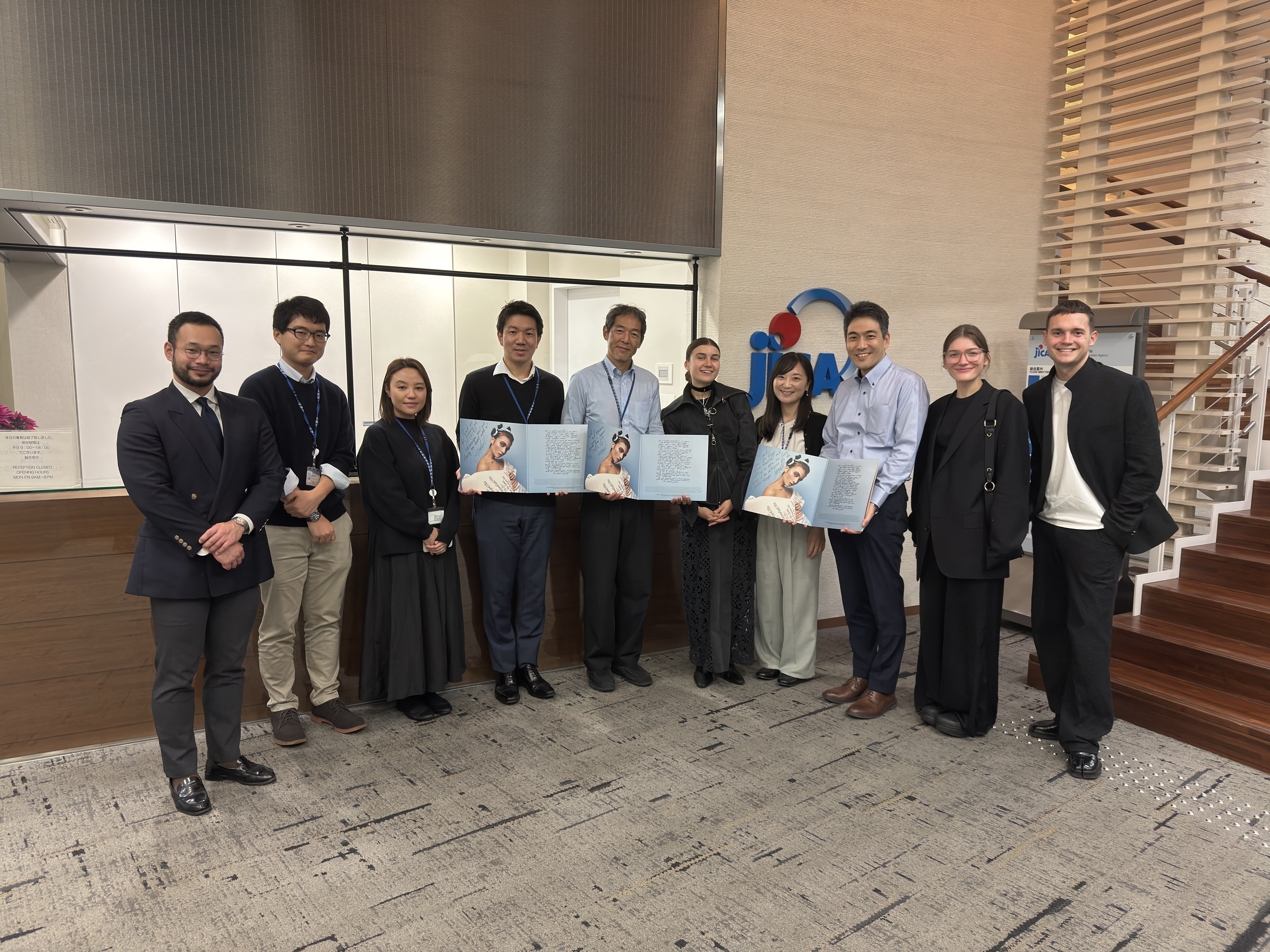 招へいミッション終了時の記念撮影（右から五番目がへイル氏）