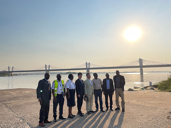 カズングラ橋を背景に記念撮影