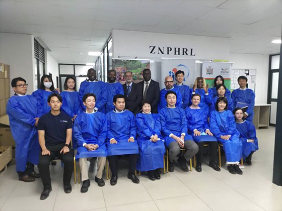 日本が2021年から検査機材供与や技術協力を通して支援を続けているZNPHRLにて、国会議員派遣団、ザンビア国立公衆衛生研究所所長及びスタッフ、レヴィ・ムワナワサ医科大学副学長代理、ZNPHIにて活動するJICAプロジェクトチーム等。