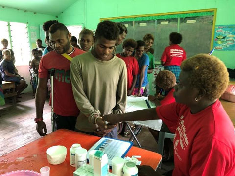 【パプアニューギニア】製薬会社エーザイよりMDA実施に向けCOVID-19対策用マスクとグローブを寄贈いただきました
