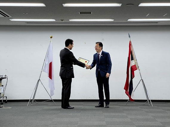 Mr. ONO Tomohiro, Director of Team 3, Transportation Group, Infrastructure Management Department, JICA (left), and Dr. Pichet Kunadhamraks, Director-General of DRT (right)
