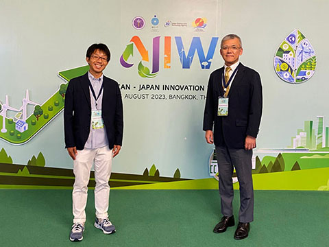 Dr. Toyama (left) and Dr. Morikawa (right) at the venue