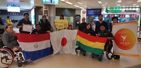 アスンシオンの空港に到着したボリビアのチームとパラグアイ、日本側の関係者