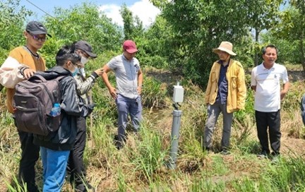 キエンザン省リンフエン郡ホンダット村の協力農家の水田に実際に水位計を設置してみて、稼働状況ならびに適正稼働させるためのポイントを確認していくの位置の画像