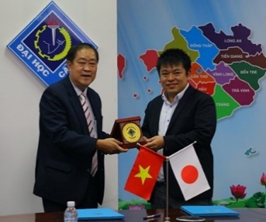 CTUトアン学長（左）から記念の盾を贈られる日本工営株式会社ホーチミン連絡事務所代表の阿部さん（右）の画像