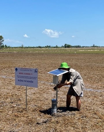 キエンザン省ホンダット県の水田に水位計を設置（遠隔自動計測しスマートフォンでデータを収拾できる）の画像
