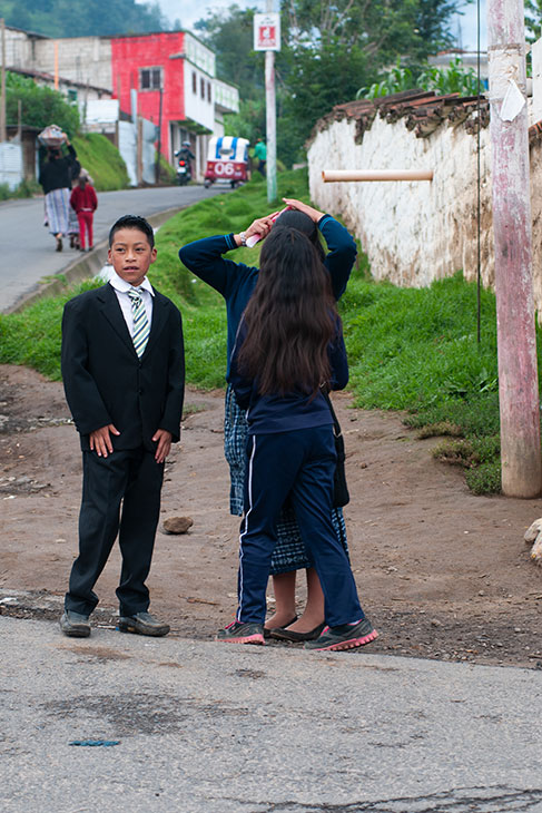 グアテマラでの１日分の賃金は、アメリカでの１時間分の賃金にすぎない。低所得者たちは海外からの仕送りで家計を支えてきた。アメリカへ行く夢を持つ若者は多い
