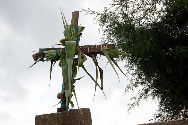 農家の庭先に立つ十字架。グアテマラには熱心なキリスト教徒が多い