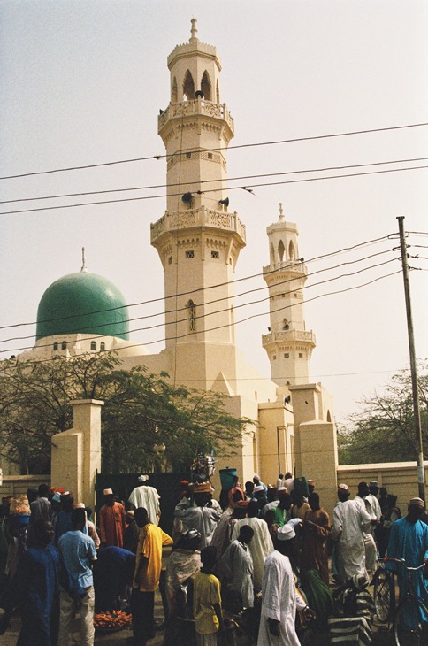 ナイジェリア北部、カノ市の大モスク。ここでキャラバンは服、料理道具、落花生などを仕入れて、再びビルマで売る
