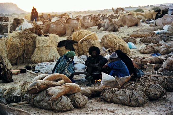 ビルマで岩塩を売るカヌリ族の女性。ラクダに積みやすいようにパンのような丸い形に固められている