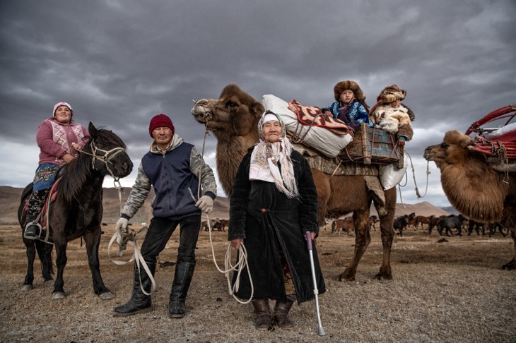 鷹匠の一族も普段は他の遊牧民と変わらない暮らしをしている。家畜のために年に3、4回住む場所を移動する