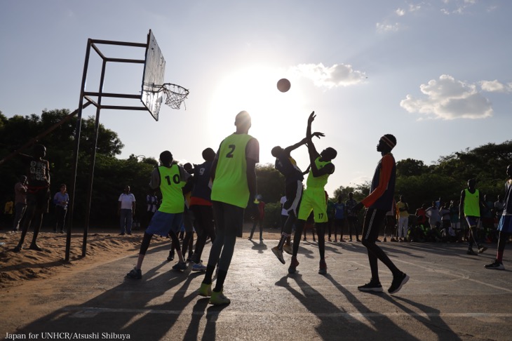 夕方、キャンプの一角でバスケットボールの練習をする難民たち