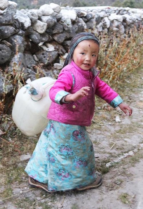 水汲みに向かう3歳の少女。乗り物がない地域での生活は幼い子どもも含め人力が頼りだ