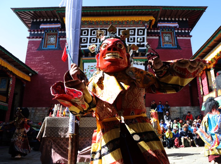 チベット仏教独特の仮面舞踏祭「マニ・リンドゥ」