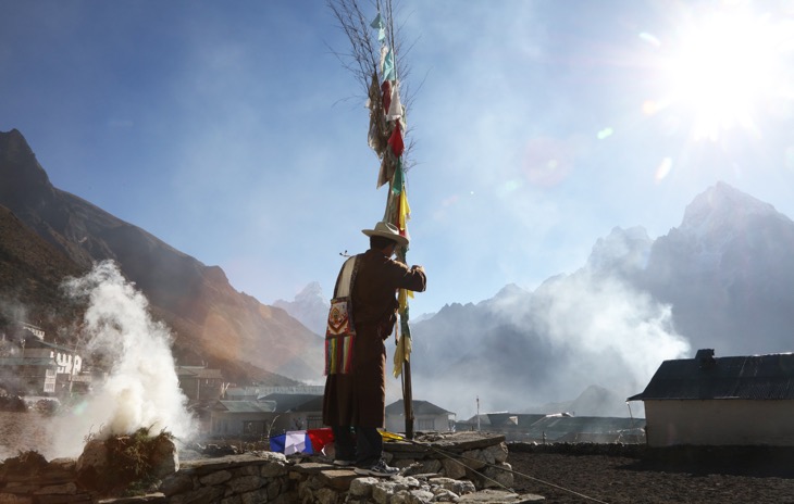 チベット仏教を篤く信仰するシェルパ族の家々には、山の神に捧げる祈禱旗が飾られている。3か月に1度、その旗を新しいものに交換する儀式を行う