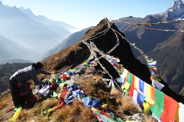 山の尾根や頂などには、山の神に捧げる祈禱旗が飾られる