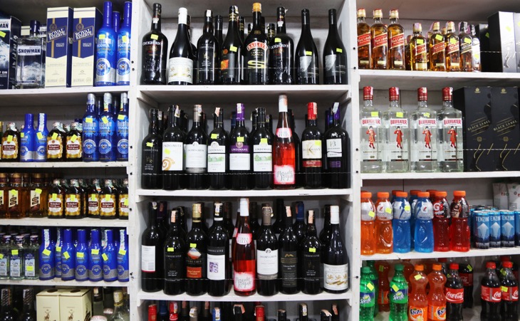 ナムチェバザールの商店ではさまざまな酒類も売られている