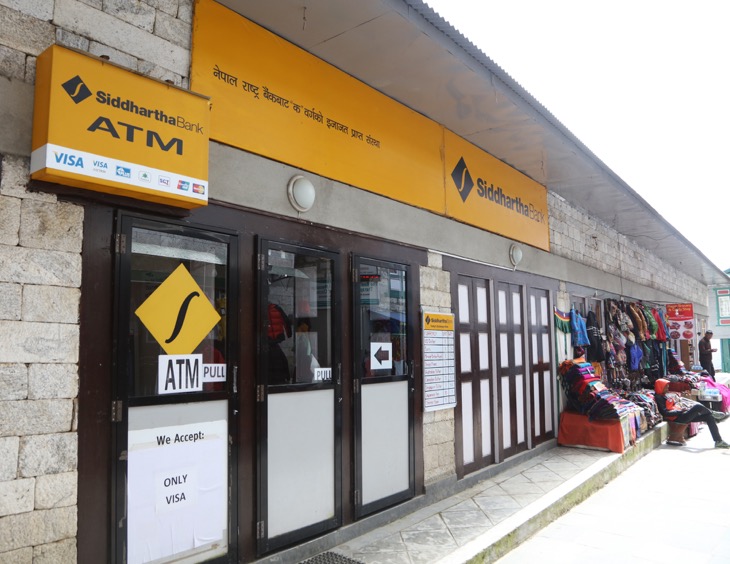 エベレスト街道の拠点となっている標高3,440mのナムチェバザールには銀行のATMま である