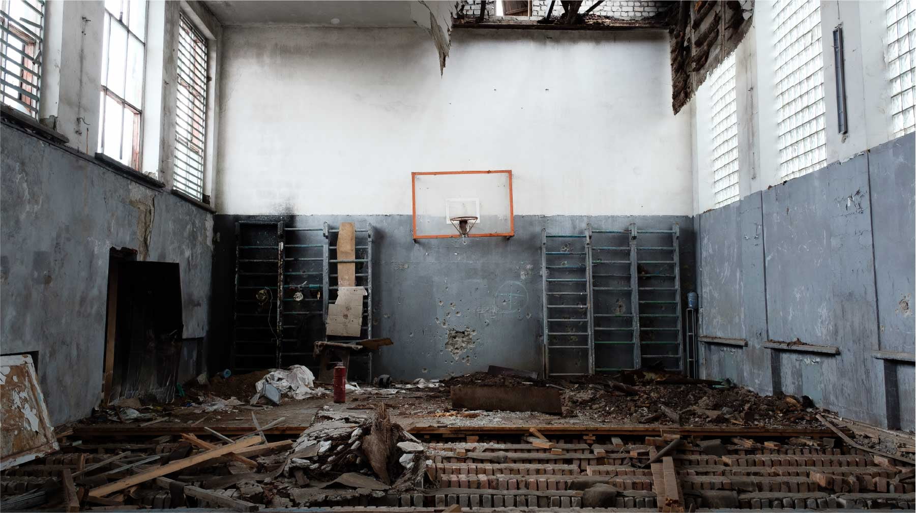 砲撃によって破壊された、東部ウクライナ、ドネツクの学校