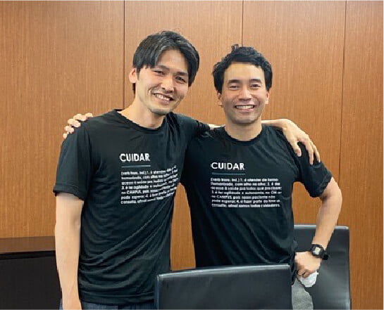 投融資検討委員会を終えた吉田と岩橋。二人が着用しているのが、ドトル・コンスルタからもらったTシャツ