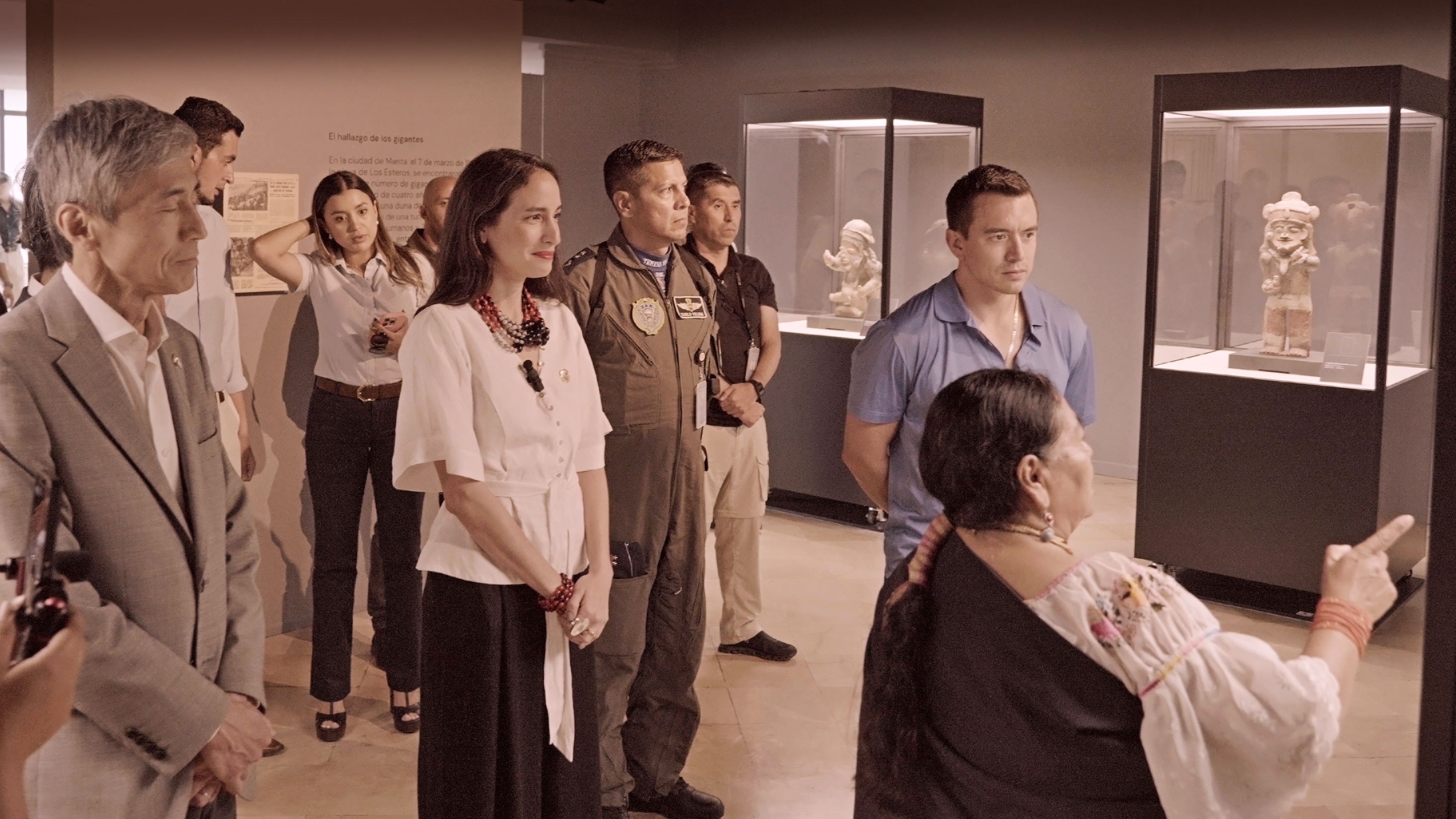 El Presidente Noboa (detrás) escuchando una explicación de las exhibiciones en el Museo Centro Cultural de Manta