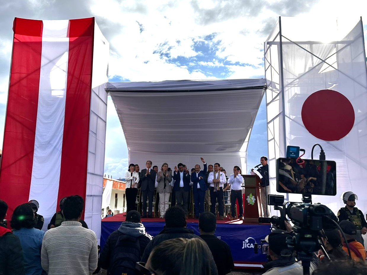 Ceremonia de inauguración frente al Centro de Visitantes de la Caverna Quiocta