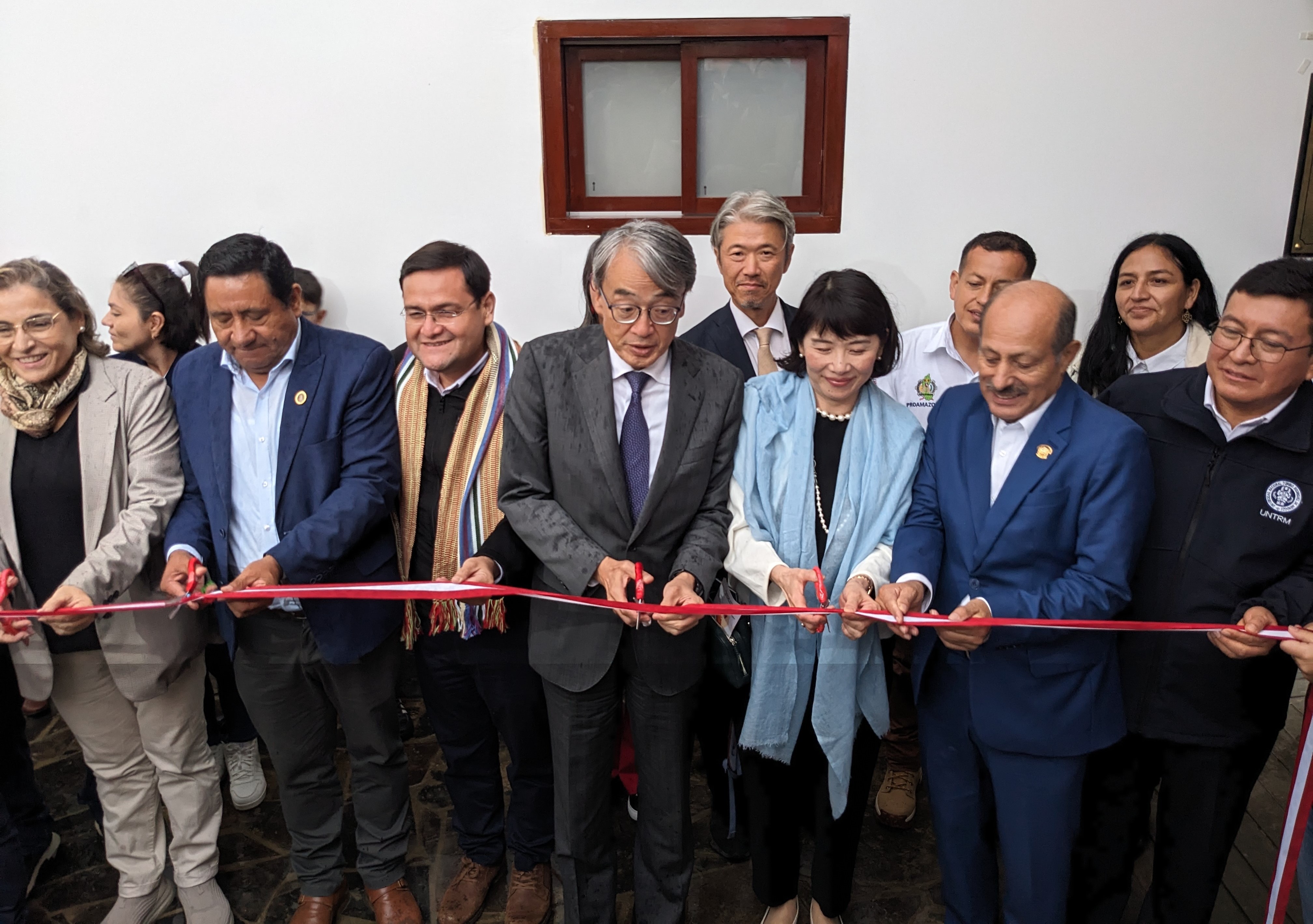 Ceremonia de corte de cinta en el Centro de Visitantes de la Caverna Quiocta
