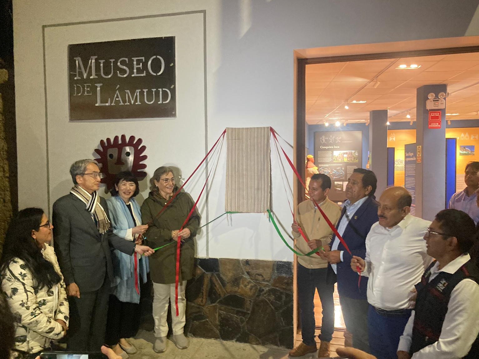 Develación de plaza en el Museo de Lámud